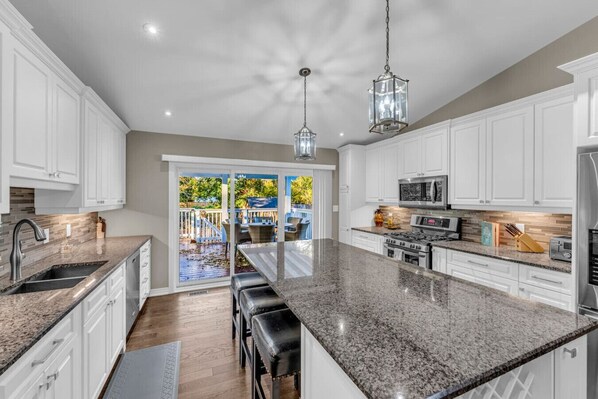 Fridge, microwave, oven, stovetop - Luxe Home I Mins from Falls I Pool & Pong Table (Niagara Falls)