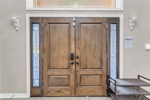 Interior - Luxe Home I Mins from Falls I Pool & Pong Table (Niagara Falls)