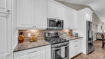 Een koelkast, een magnetron, een oven, een kookplaat