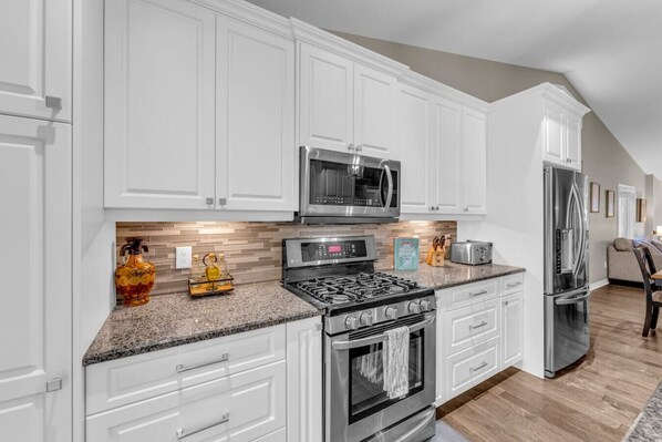 Jääkaappi, mikroaaltouuni, uuni, liesi