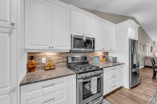 Luxe Home I Mins from Falls I Pool & Pong Table