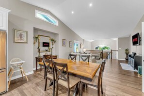 Interior - Luxe Home I Mins from Falls I Pool & Pong Table (Niagara Falls)