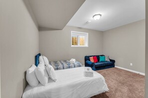 5 bedrooms, desk, iron/ironing board, WiFi