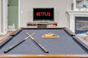 Game room - Luxe Home I Mins from Falls I Pool & Pong Table (Niagara Falls)