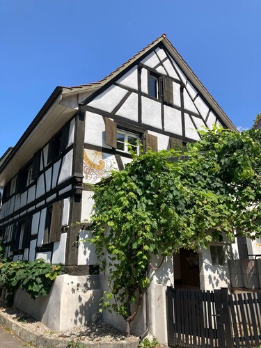 400 Jahre altes Fachwerkhaus im Dorfkern am Dorfbrunnen