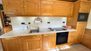 Een koelkast, een microgolfoven, een vaatwasser