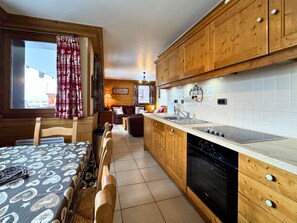 Kjøleskap, mikrobølgeovn, oppvaskmaskin og kaffetrakter/tekoker