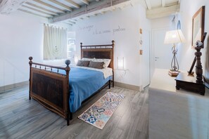 6 bedrooms, iron/ironing board, WiFi, bed sheets - Red Heart - relax with those you love in Tuscany. (Trequanda)