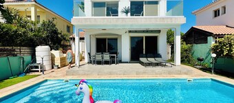 Villa with pool with sea view and 300m walk to the sea