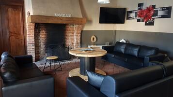 TV, fireplace, ping pong, stereo