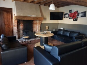 TV, fireplace, ping pong, stereo