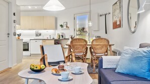 Un appartement moderne comprenant un coin repas, une cuisine et un salon.