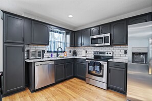 Fridge, microwave, oven, stovetop - PianoKey- 300mbps WiFi- WorkSpace (Clarksville)