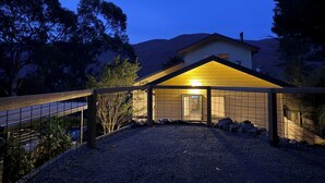A modern house with a sloped roof, a gravel driveway, and a wooden fence. - 'Pippa's Place'
Family friendly, newly renovated sanctuary atop Mt Little Joe (Warburton)