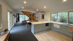 Interior - 'Pippa's Place'
Family friendly, newly renovated sanctuary atop Mt Little Joe (Warburton)
