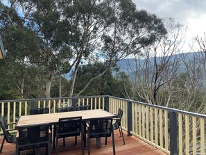 Outdoor dining - 'Pippa's Place'
Family friendly, newly renovated sanctuary atop Mt Little Joe (Warburton)