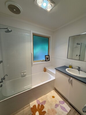 Hair dryer, towels, soap, shampoo - 'Pippa's Place'
Family friendly, newly renovated sanctuary atop Mt Little Joe (Warburton)