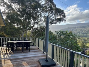 Outdoor dining - 'Pippa's Place'
Family friendly, newly renovated sanctuary atop Mt Little Joe (Warburton)