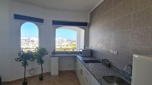 Apartemen | Dapur pribadi | Lemari es, microwave, kompor, dan ketel listrik