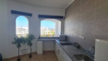 Apartment | Dapur peribadi | Peti sejuk, ketuhar gelombang mikro, dapur, cerek elektrik