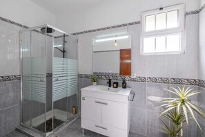 Sèche-cheveux, bidet, serviettes fournies, papier toilette
