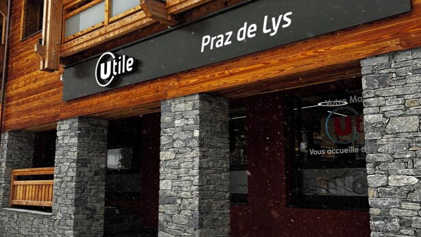 A wooden building with a sign reading "Praz de Lys" and "Utile". - Praz de Lys resort, duplex apartment 200 metres from the ski lifts (Taninges)