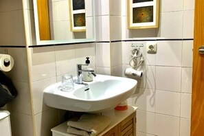 Douche, séchoir à cheveux, serviettes fournies, savon