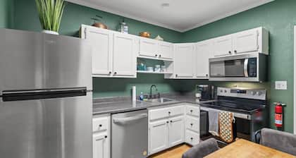 Gemutliche Wohnung - hot tub, full kitchen, WiFi