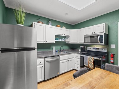 Gemutliche Wohnung - hot tub, full kitchen, WiFi