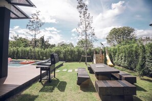 Villa, patio, vue piscine | Coin séjour | Télévision à écran plat de 32 pouces avec chaînes par câble