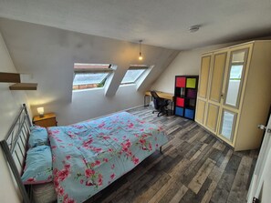 5 bedrooms, desk, iron/ironing board, WiFi