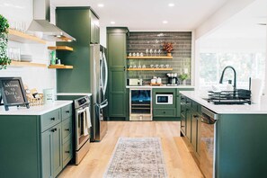 冷蔵庫、電子レンジ、オーブン、コンロ