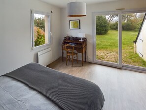 6 bedrooms, iron/ironing board, free WiFi