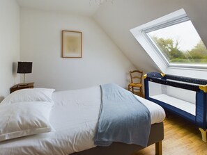 6 bedrooms, iron/ironing board, travel cot, free WiFi