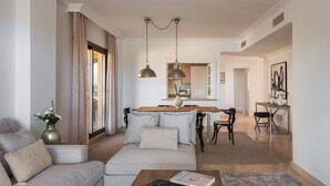 Una sala moderna con sofá, mesa de centro y comedor.