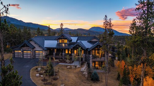 A Breck Escape: 5000sf Luxury Home w/ 3 Fireplaces, Outdoor Fire Pit & Hot Tub