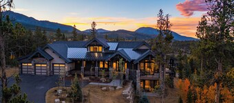 A Breck Escape: 5000sf Luxury Home w/ 3 Fireplaces, Outdoor Fire Pit & Hot Tub