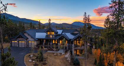 A Breck Escape: 5000sf Luxury Home w/ 3 Fireplaces, Outdoor Fire Pit & Hot Tub