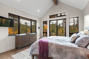 5 habitaciones, escritorio y tabla de planchar con plancha 