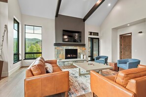 Smart-TV, Kamin, Bücher