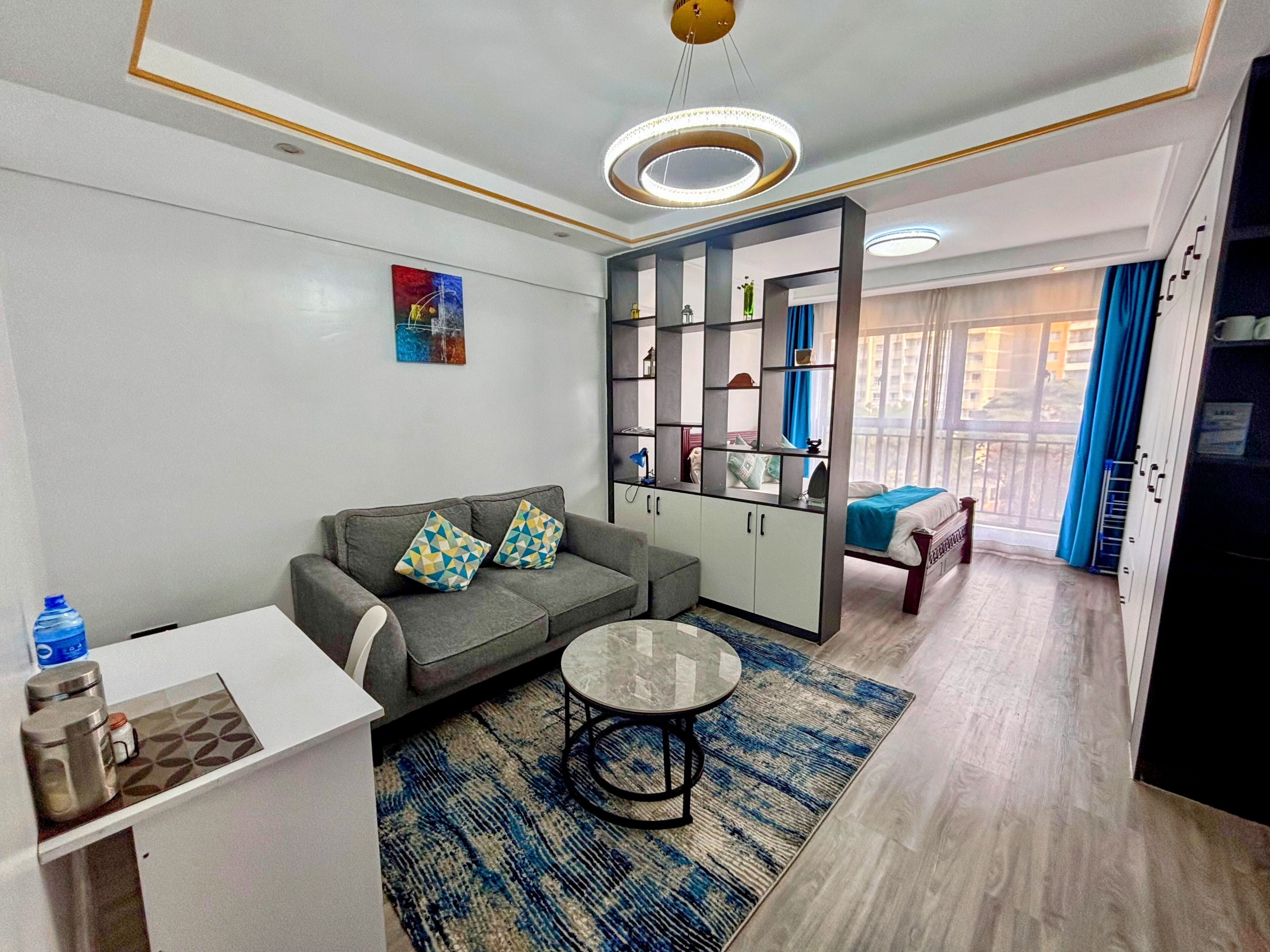 Studio Deluxe, 1 grand lit, vue ville | Coin séjour | TV connectée de 43 pouces avec chaînes numériques, Netflix