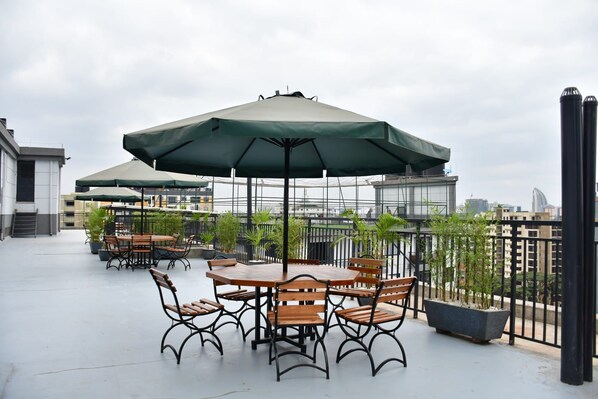 Estúdio luxo, 1 cama Queen, vista para a cidade | Terraço/pátio