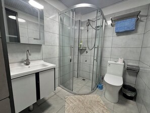 Estudio Deluxe, 1 cama de matrimonio, vistas a la ciudad | Baño | Zapatillas