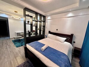 Deluxe Studio, 1 Queen Bed, City View