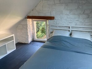 2 bedrooms, WiFi, bed sheets