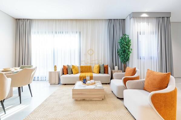 Luxury-Apartment | Wohnbereich | Fernseher
