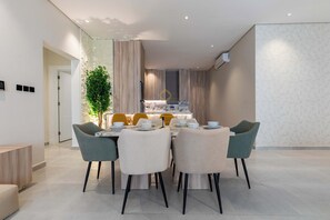 Deluxe-Apartment | Wohnbereich | Fernseher