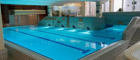 Piscina coberta i piscina a l'aire lliure