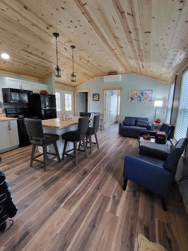 Charming 2-bedroom, 2 full baths and pet friendly house near Mammoth Cave NP.