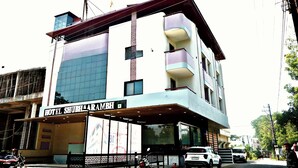 Un hôtel à plusieurs étages, doté d’une façade moderne, de balcons et d’une enseigne bien visible.